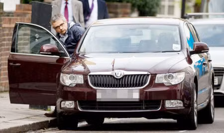 Chiếc xe mới nhất của Mr Bean Rowan Atkinson là dòng xe giá bình dân Skoda Superb.
