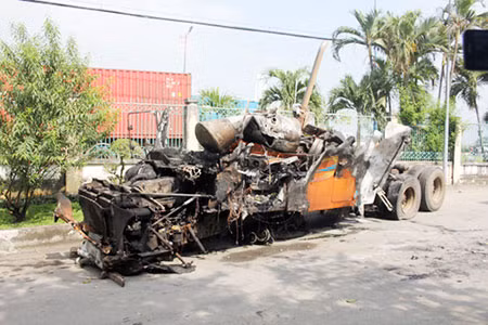 Xe đầu kéo cháy gần như hoàn toàn.