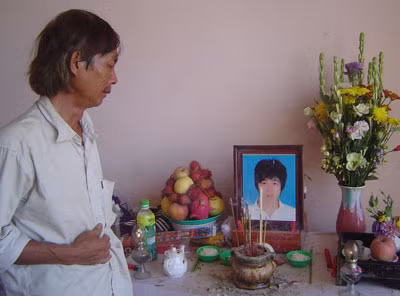 Ông Nguyễn Văn Danh bên bàn thờ con trai.