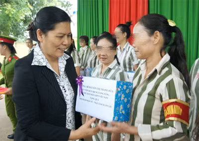 Chủ tịch Hội LHPN VN tặng quà cho nữ phạm nhân (ảnh : Sơn Nga).
