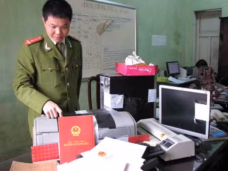 Làm giả sổ đỏ, bán một nhà cho 6 người ảnh 1