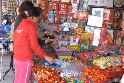 Bánh kẹo không rõ nguồn gốc vẫn bày bán trên thị trường.