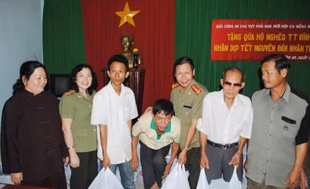 Hương xuân về với dân nghèo Tây Ninh và Đồng Nai ảnh 1