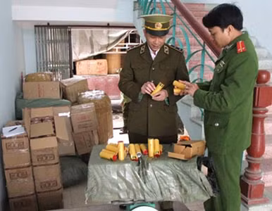 Công an và QLTT đang kiểm tra số pháo thu được.