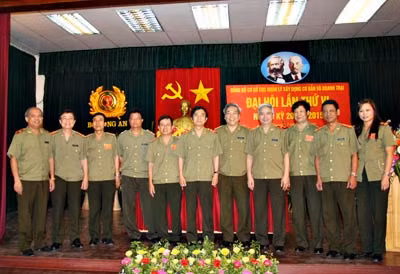 Thứ trưởng Đặng Văn Hiếu cùng các đại biểu dự Đại hội điểm.