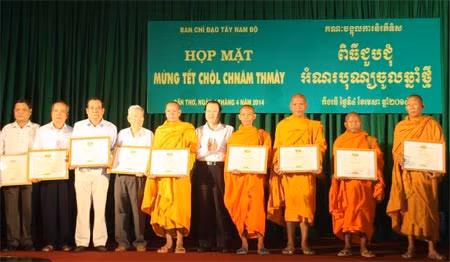 Họp mặt Tết cổ truyền Chol-chnam-thmay của đồng bào Khmer Nam Bộ ảnh 4