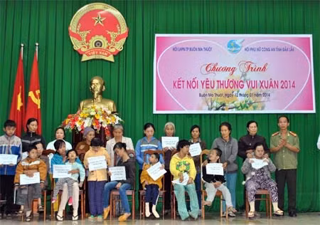 Tặng quà Tết cho trẻ mồ côi và nạn nhân chất độc da cam ảnh 1