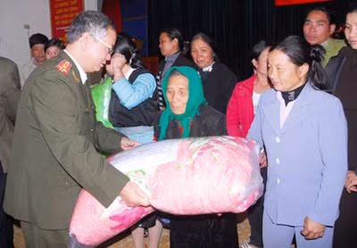 Đồng chí Nguyễn Như Phong - Phó Tổng biên tập Báo CAND và Chuyên đề ANTG trao tặng chăn cho đồng bào nghèo huyện Mộc Châu, Sơn La.