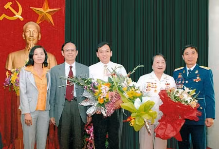 Anh hùng Phạm Minh Thư (ngoài cùng bên phải).