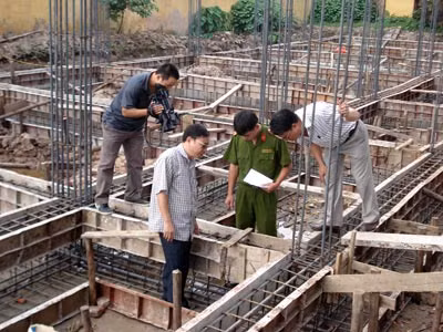 Hà Nội: Bắt quả tang vụ “rút ruột” công trình trường học ảnh 1