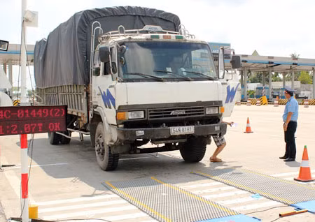 Một xe tải vi phạm quá tải ngay trong cảng.