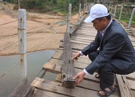 Mối hàn thanh ray bằng sắt chạy dọc cầu treo Tam Lư, huyện Quan Sơn (Thanh Hóa) đã bị bong, nhiều chỗ đứt gãy, rất nguy hiểm