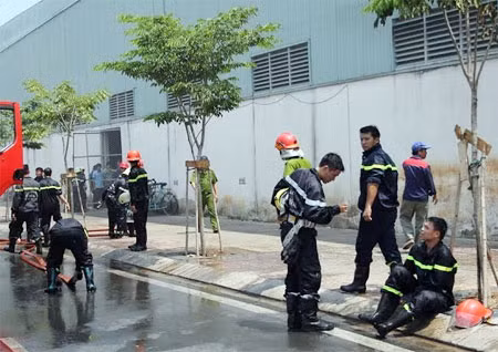 Các chiến sĩ triển khai công tác chữa cháy.