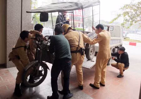 Đội CSGT số 2 đưa xe ba bánh tự chế vi phạm về bãi tạm giữ.