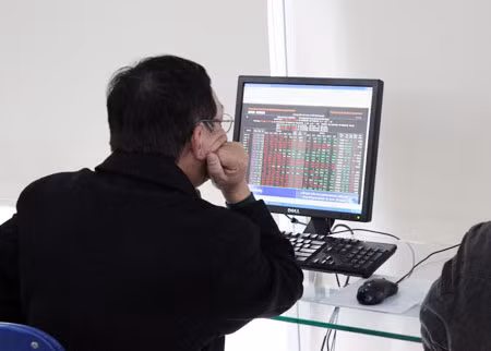 Dòng tiền đang hướng vào thị trường chứng khoán.