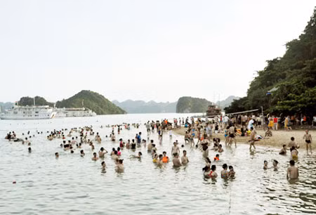 Du lịch biển dịp lễ 30-4 và 1-5 được nhiều người lựa chọn.