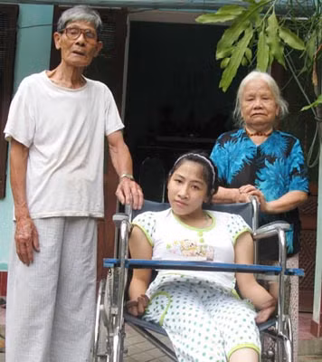 Nguyễn Thùy Chi và ông bà nội.