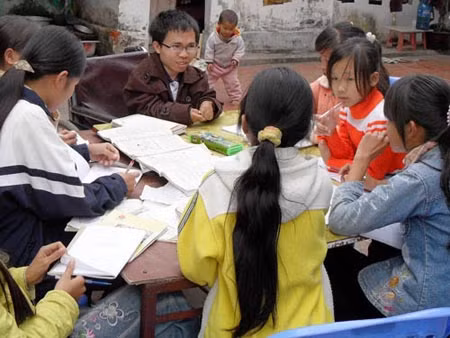 Đức và các học trò trong xóm.