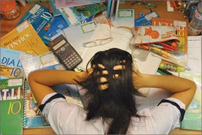Đừng biến bài vở thành cơn bấn loạn đối với những học sinh (ảnh chỉ có tính minh họa).
