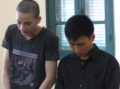 Bị cáo Bào (trái) và Vĩnh tại tòa.
