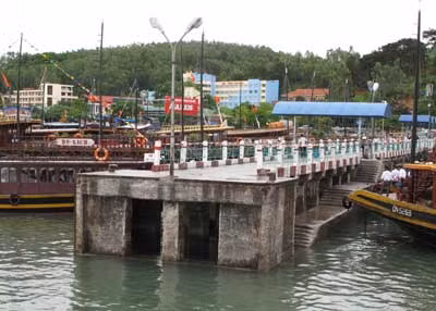Qua đêm trên vịnh Hạ Long với giá "cắt cổ" ảnh 1