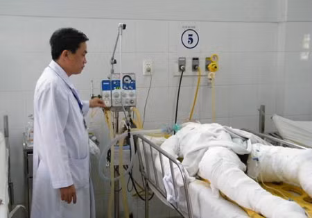 Nạn nhân Phan Thị Hải Yến đang được điều trị tại Khoa hồi sức cấp cứu Bệnh viện Đa khoa Đà Nẵng.