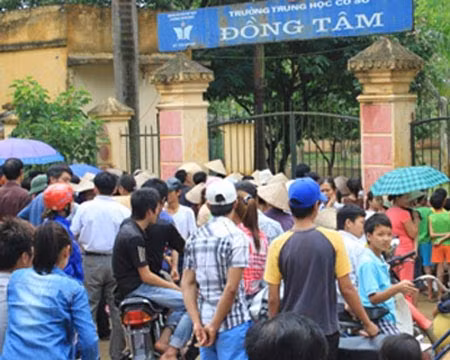 Nhiều người bàng trước vụ án mạng thương tâm.