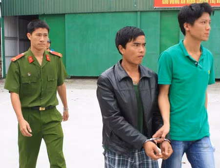 Dẫn giải Hồ Tấn Hoàng về trại tạm giam.