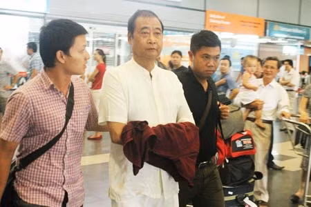 Ông Nguyễn Hữu Khai (giữa) tại sân bay Nội Bài. Ảnh: Ngọc Anh.