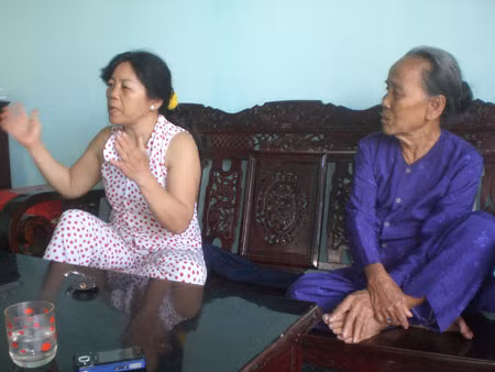 Bà Lê Thị Duyên (bên trái), mẹ của nạn nhân đang kể lại sự việc.