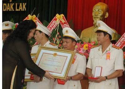Phó Chủ tịch Quốc hội Tòng Thị Phóng trao Huân chương Bảo vệ Tổ quốc hạng Ba cho lãnh đạo Công an huyện Buôn Đôn.