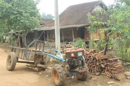 Chiếc máy cày này là công cụ mưu sinh của anh Công.