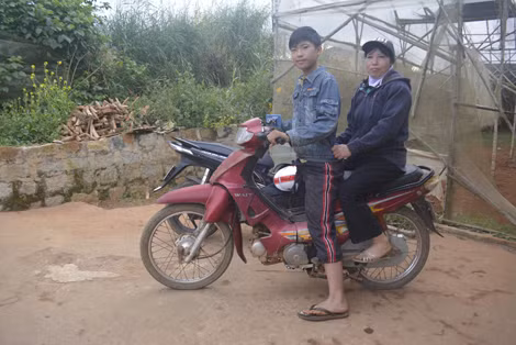 Những ngày nghỉ học, Hào chở mẹ đi làm thuê.