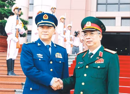 Thượng tướng Nguyễn Chí Vịnh (bên phải) đón Thượng tướng Mã Hiểu Thiên tại trụ sở Bộ Quốc phòng. Ảnh: N.Hưng.