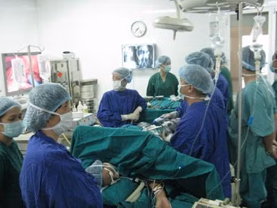Các bác sĩ của Bệnh viện 19-8 đang tiến hành ghép thận.