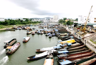 Sông Ka Long, khu vực giao thương sôi động nhất Móng Cái, đồng thời cũng là điểm "nóng" nhất về hoạt động buôn lậu.