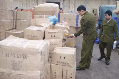Kiểm tra số hàng lậu thu giữ.