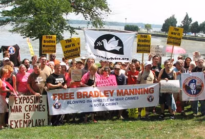 Nhiều người biểu tình đòi thả Bradley Manning.