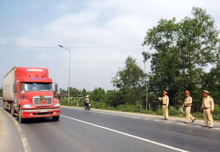 CSGT Công an tỉnh Thừa Thiên - Huế tăng cường tuần tra, xử lý vi phạm tại "điểm đen" giao thông ở thị trấn Phong Điền.