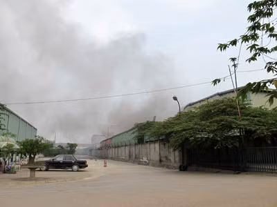 Bà hỏa thiêu rụi 10.000m2 nhà xưởng Công ty Nhựa HN ảnh 1