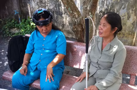 Các cô chú trong Hội Người khiếm thị Thủ Đức đang thử nghiệm chiếc mũ "mắt thần".