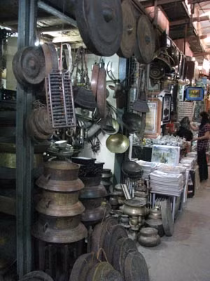 Một góc chợ "cổ vật".
