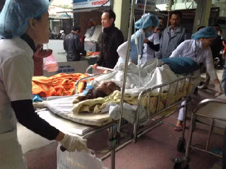 Nạn nhân Trần Thị Triều Tiên được đưa vào bệnh viện cấp cứu.