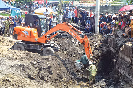 Rất nhiều người hiếu kỳ đến xem khai quật mộ.