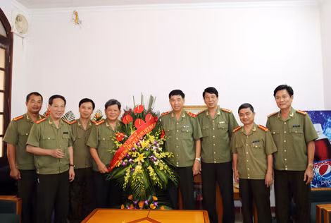 Trung tướng Lê Văn Đệ, Phó Tổng cục trưởng Tổng cục XDLL CAND chúc mừng Báo An ninh Thủ đô.