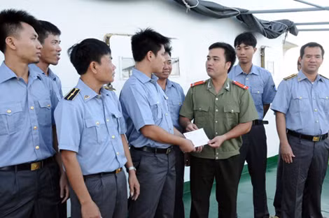 Đại diện Đoàn Thanh niên Báo CAND tặng quà Chi đoàn tàu KN22.