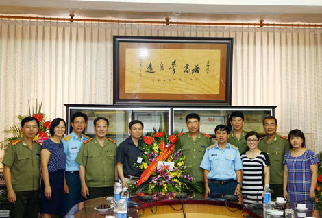 Trung tướng Lê Văn Đệ, Phó Tổng cục trưởng Tổng cục XDLL CAND chúc mừng Đài Phát thanh và Truyền hình Hà Nội. Ảnh Hiếu Quỳnh.