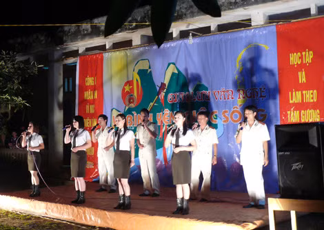 Đội văn nghệ Công an tỉnh Bắc Kạn biểu diễn văn nghệ tại xã Vi Hương, huyện Bạch Thông.