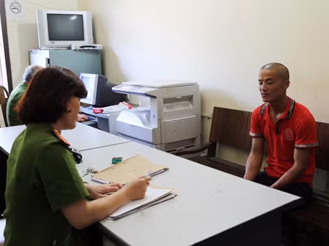 Công an huyện Mộc Châu tiến hành lấy lời khai đối tượng phạm tội tàng trữ, mua bán ma túy.