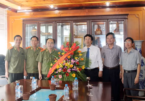 Thứ trưởng Bùi Quang Bền thăm, chúc mừng các đồng chí lãnh đạo, cán bộ Đài Tiếng nói Việt Nam.